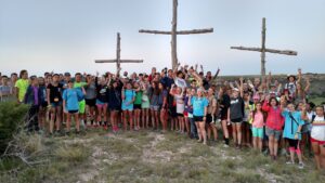 Group of campers in front of the Ceta Canyon three crosses